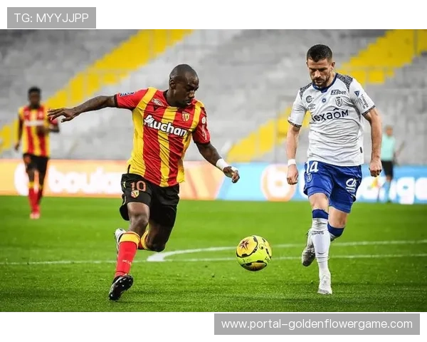 朗斯5-0大胜巴黎FC重返法甲榜首，赛义德福法纳双双梅开二度